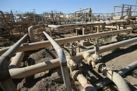 Đường ống dẫn dầu tại giếng dầu Bai Hassan ở thành phố Kirkuk, miền bắc Iraq ngày 17/10. (Nguồn: AFP/ TTXVN)