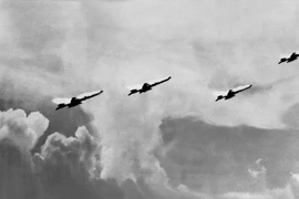 Máy bay của ta xuất kích tiêu diệt địch. (Ảnh: TTXVN)