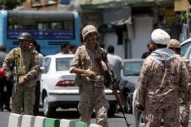 Binh sỹ Iran gác bên ngoài tòa nhà Quốc hội ở Tehran sau vụ tấn công. (Nguồn: AFP/TTXVN)