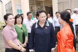 Chủ tịch Quốc hội Nguyễn Thị Kim Ngân với cử tri thị trấn Phong Điền. (Ảnh: Trọng Đức/TTXVN)