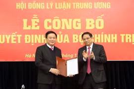Đồng chí Phạm Minh Chính, Ủy viên Bộ Chính trị, Bí thư Trung ương Đảng, Trưởng ban Tổ chức Trung ương trao Quyết định của Bộ Chính trị và tặng hoa cho đồng chí Nguyễn Xuân Thắng. (Ảnh: Doãn Tấn/TTXVN)