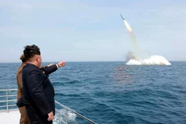 Nhà lãnh đạo Kim Jong-un thị sát vụ phóng thử tên lửa từ tàu ngầm gần Sinpo, phía đông bắc Triều Tiên ngày 9/5. (Nguồn: EPA/ TTXVN)