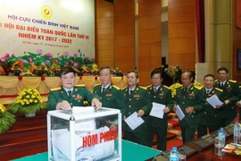 Các đại biểu bỏ phiếu bầu Ban Chấp hành Hội cựu chiến binh Việt Nam nhiệm kỳ 2017-2022. (Ảnh: An Đăng/TTXVN)