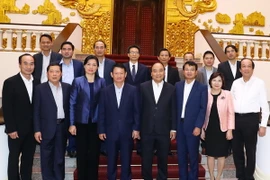 Thủ tướng Nguyễn Xuân Phúc và các đồng chí lãnh đạo tỉnh Lào Cai. (Ảnh: Thống Nhất/TTXVN)