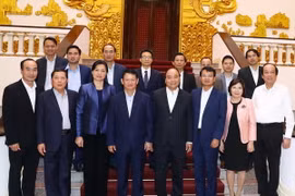 Thủ tướng Nguyễn Xuân Phúc và các đồng chí lãnh đạo tỉnh Lào Cai. (Ảnh: Thống Nhất/TTXVN)
