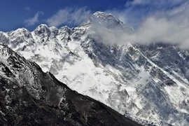 Núi Everest (phía sau) tại khu vực Kumbh, đông bắc Nepal ngày 20/4/2015. (Nguồn: AFP/TTXVN)