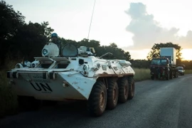 Binh sĩ thuộc Phái bộ gìn giữ hòa bình tại CH Trung Phi triển khai trên tuyến đường giữa Bouar và Bangui ngày 15/10. (Nguồn: AFP/TTXVN)