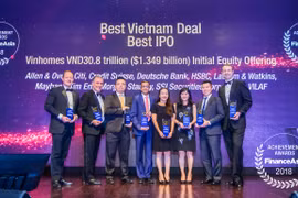 Ông Michael Lynch đại diện SSI (thứ 2 từ trái sang) cùng đại diện các công ty tư vấn thực hiện thương vụ VHM tại lễ trao giải của Finance Asia Achievement Awards (Ảnh: SSI/Vietnam+)