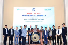 Rung chuông nâng cao nhận thức tài chính là sự kiện hưởng ứng Tuần lễ Nhà Đầu tư Thế giới 2019 . (Ảnh: HoSE/Vietnam+)