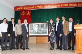 Ông Lê Quốc Minh, Phó Tổng Giám đốc Thông tấn xã Việt Nam trao quà lưu niệm cho Ủy ban nhân dân huyện Kim Môn, ngày 12/1. (Ảnh: Hạnh Nguyễn/Vietnam+)