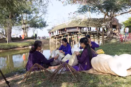 Khu du lịch Cầu ngói Thanh Toàn nổi tiếng với nghề làm nón Bài Thơ thủ công. (Ảnh: BTC/Vietnam+)