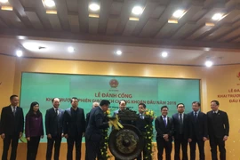 Bộ trưởng Bộ Tài chính Đinh Tiến Dũng đánh cồng khai trương thị trường chứng khoán năm 2019. (Ảnh: PV/Vietnam+)