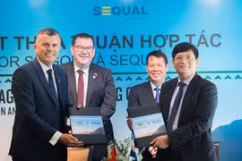 Lễ ký bản Thỏa thuận phân phối gỗ thông Radiata giữa Công ty Sequal Holdings Ltd, của New Zealand và Công ty Cổ phần VinaFor Sài Gòn, ngày 30/10. (Ảnh: PV/Vietnam+)