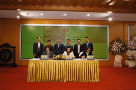 Lễ ký kết Biên bản thỏa thuận giữa Kho bạc Nhà nước, Sở giao dịch Hà Nội, Trung tâm Lưu ký Chứng khoán Việt Nam và Ngân hàng Phát triển Việt Nam. (Ảnh: HNX/Vietnam+)