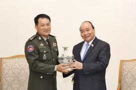 Thủ tướng Nguyễn Xuân Phúc tặng quà lưu niệm cho Tổng Tư lệnh Quân đội Hoàng gia Campuchia, Đại tướng Vong Pisen. (Ảnh: Thống Nhất/TTXVN)