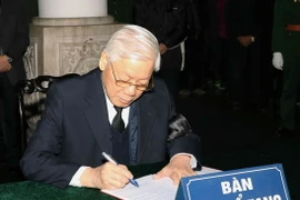 Tổng Bí thư, Chủ tịch nước Nguyễn Phú Trọng ghi sổ tang. (Ảnh: Văn Điệp/TTXVN)