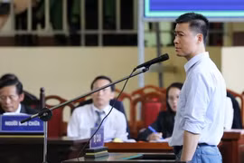 Bị cáo Phan Sào Nam trả lời trước tòa. (Ảnh: Trung Kiên/TTXVN)