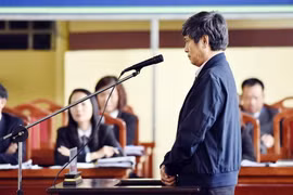 Bị cáo Nguyễn Thanh Hóa - nguyên Cục trưởng Cục Cảnh sát phòng chống tội phạm công nghệ cao, trả lời trước tòa. (Ảnh: Trung Kiên/TTXVN)