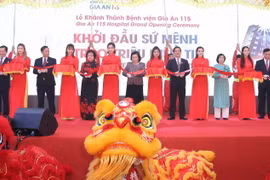 Các đại biểu cắt băng khánh thành Bệnh viện Gia An 115. (Ảnh: Đinh Hằng/TTXVN)