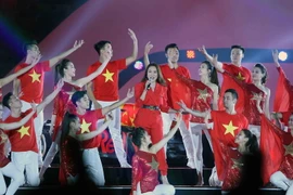 Ca sỹ Mỹ Tâm và các nghệ sỹ biểu diễn chương trình. (Ảnh: Thanh Tùng/TTXVN)