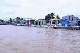 Năm 2018, tại khu vực Thới Lợi, phường Thới An, quận Ô Môn xảy ra 3 lần sạt lở với chiều dài khoảng gần 200 m, làm hư hại hoàn toàn 35 ngôi nhà của người dân. (Ảnh: Vũ Sinh/TTXVN)
