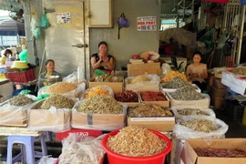 Gian hàng hải sản khô tại chợ Long Biên. (Ảnh: Nguyễn Văn Cảnh/TTXVN)