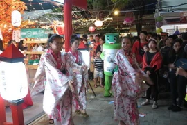 Vũ điệu vui nhộn trong trang phục Kimono truyền thống Nhật Bản trong ngày bế mạc. (Ảnh: Ánh Tuyết/TTXVN)