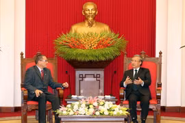 Ông Trần Quốc Vượng tiếp Phó Chủ tịch Đảng Xã hội chủ nghĩa Thống nhất Venezuela. (Ảnh: Dương Giang/TTXVN)