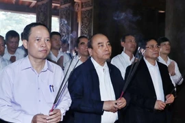 Thủ tướng Nguyễn Xuân Phúc dâng hương tưởng niệm các Vua và Hoàng hậu thời Lê Sơ tại Thái miếu trong Di tích Quốc gia đặc biệt Lam Kinh. (Ảnh: Thống Nhất/TTXVN)