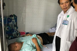 Bác sĩ thăm khám cho bệnh nhân. (Ảnh: Huyền Trang/TTXVN)