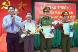 Ông Huỳnh Tấn Việt - Bí thư Tỉnh ủy, Chủ tịch Hội đồng Nhân dân tỉnh Phú Yên trao thư khen và tiền thưởng cho các đơn vị. (Ảnh: Thế Lập/TTXVN)