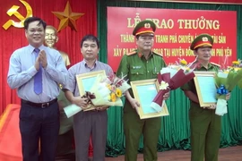 Ông Huỳnh Tấn Việt - Bí thư Tỉnh ủy, Chủ tịch Hội đồng Nhân dân tỉnh Phú Yên trao thư khen và tiền thưởng cho các đơn vị. (Ảnh: Thế Lập/TTXVN)