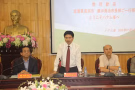 Phó Chủ tịch Ủy ban Nhân dân tỉnh Hà Nam Trương Quốc Huy giới thiệu môi trường đầu tư của Hà Nam. (Ảnh: Nguyễn Thị Chinh/TTXVN)