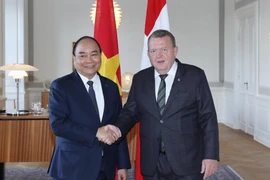  Thủ tướng Nguyễn Xuân Phúc và Thủ tướng Đan Mạch Lars Løkke Rasmussen chụp ảnh chung trước khi hội đàm. (Ảnh: Thống Nhất/TTXVN)