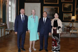 Thủ tướng Nguyễn Xuân Phúc và Phu nhân chụp ảnh chung với Nữ hoàng Đan Mạch Margrethe II và Bộ trưởng Ngoại giao Anders Samuelsen. (Ảnh: Thống Nhất/TTXVN)