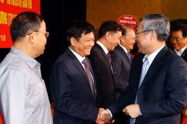 Ông Mai Trực, Ủy viên Trung ương Đảng, Phó Chủ nhiệm Ủy ban Kiểm tra Trung ương trao tặng Kỷ niệm chương 'Vì sự nghiệp Kiểm tra Đảng' và chúc mừng các cán bộ làm công tác Kiểm tra Đảng của Đảng bộ Khối có thành tích xuất sắc. (Ảnh: Doãn Tấn/TTXVN)