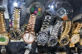 Đồng hồ nghi nhập lậu bị phát hiện tại cửa hàng bán đồng hồ ở địa chỉ số 149/25 đường Lê Thị Riêng (quận 1). (Ảnh: Hoàng Hải/TTXVN)