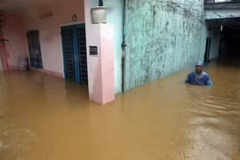 Một nhà dân ở phường Hòa Khánh Nam, quận Liên Chiểu ngập chìm trong nước. (Ảnh: Trần Lê Lâm/TTXVN)