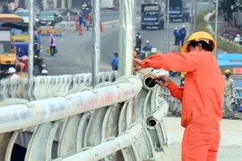 Công nhân đang gấp rút thi công giai đoạn cuối cầu vượt nút giao An Dương. (Ảnh: Nguyễn Văn Cảnh/TTXVN)