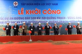 Phó Thủ tướng Chính phủ Trịnh Đình Dũng và các đại biểu phát lệnh khởi công công trình. (Ảnh: Ngọc Hà/TTXVN)