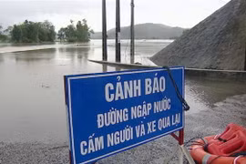 Tuyến đường liên xã An Nghiệp, An Lĩnh, An Định bị ngập sâu khiến người dân không thể qua lại. (Ảnh: Thế Lập/TTXVN)