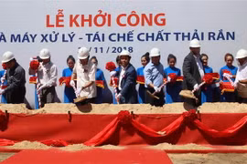 Các đại biểu thực hiện nghi thức khởi công Nhà máy xử lý-tái chế chất thải rắn Tasco Củ Chi. (Ảnh: Xuân Dự/TTXVN)