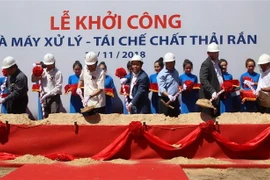 Các đại biểu thực hiện nghi thức khởi công Nhà máy xử lý-tái chế chất thải rắn Tasco Củ Chi. (Ảnh: Xuân Dự/TTXVN)