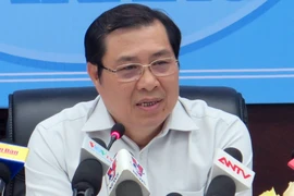 Chủ tịch Ủy ban Nhân dân thành phố Đà Nẵng Huỳnh Đức Thơ trao đổi với phóng viên. (Ảnh: Nguyễn Sơn/Vietnam+)