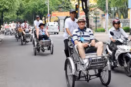 Du khách thăm Thành phố Hồ Chí Minh bằng xích lô. (Ảnh: An Hiếu/TTXVN)