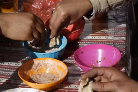 Người dân ăn sáng tại một nhà hàng nhỏ ở Sanaa, Yemen. (Ảnh: THX/TTXVN)