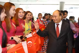 Cán bộ, nhân viên Đại sứ quán Việt Nam đón Thủ tướng Nguyễn Xuân Phúc và Phu nhân tại sân bay quốc tế Changi. (Ảnh: Thống Nhất/TTXVN)