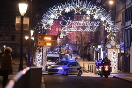 Cảnh sát phong tỏa hiện trường vụ xả súng ở khu chợ Giáng sinh tại Strasbourg, Pháp ngày 11/12/2018. (Ảnh: AFP/TTXVN)