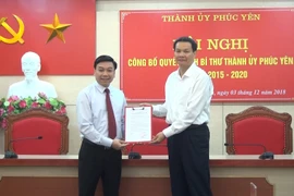 Ông Trần Văn Vinh, Phó Bí thư Thường trực Tỉnh ủy, Chủ tịch Hội đồng Nhân dân tỉnh trao Quyết định và tặng hoa chúc mừng ông Nguyễn Văn Mạnh. (Nguồn: http://phucyen.vinhphuc.gov.vn)