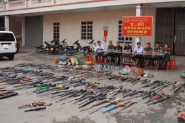 Tiêu hủy số lượng lớn vũ khí tự chế, chất nổ, công cụ hỗ trợ thu gom trong dân. (Ảnh: TTXVN)
